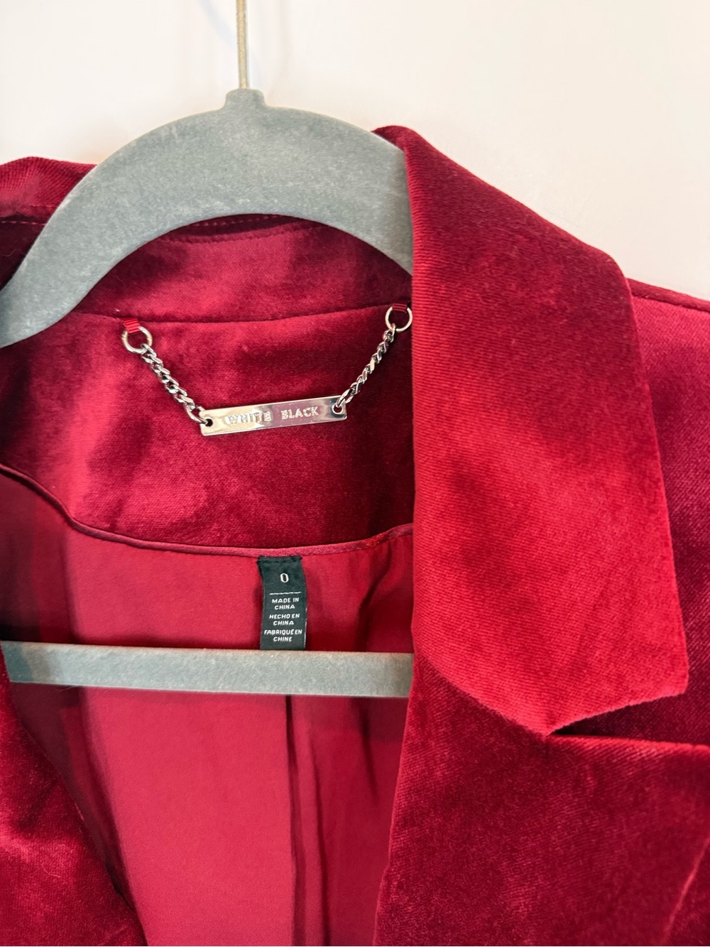 White House Black Market Women's Burgundy Velvet Blazer Size 0 Button Pockets - Picture 3 of 8